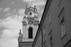 Черно-белая башня с часами стоковое изображение Черно-белая башня с часами стоковое изображение
