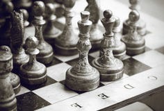 Черно-белое изображение серебристых старых шахматных фигур стоковое фото Черно-белое изображение серебристых старых шахматных фигур стоковое фото
