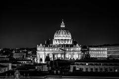 Черно-белый взгляд ночи St Peter ' базилика s в Ватикане, Риме, Италии стоковая фотография rf Черно-белый взгляд ночи St Peter ' базилика s в Ватикане, Риме, Италии стоковая фотография rf