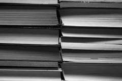 Черно-белый стог предпосылки книг стоковое фото Черно-белый стог предпосылки книг стоковое фото