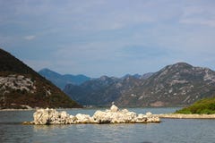 Черногория озеро skadar Остров в озере стоковая фотография Черногория озеро skadar Остров в озере стоковая фотография