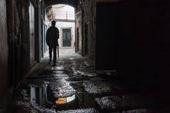 Чернокожий человек с зонтиком стоковая фотография Чернокожий человек с зонтиком стоковая фотография