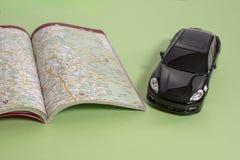 Черные автомобиль и дорожная карта игрушки предпринимательского класса в версии книги стоковое изображение rf Черные автомобиль и дорожная карта игрушки предпринимательского класса в версии книги стоковое изображение rf