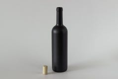 Черные бутылка и затвор на белой предпосылке стоковое изображение Черные бутылка и затвор на белой предпосылке стоковое изображение