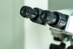 Черные окуляры микроскопа в лаборатории для осматривать малые детали Конец-вверх стоковое изображение rf Черные окуляры микроскопа в лаборатории для осматривать малые детали Конец-вверх стоковое изображение rf