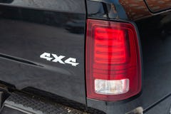 Черный Ram доджа с двигателем 5 7 заднего литров взгляда taillamp с логотипом 4x4 на автостоянке с предпосылкой снега стоковая фотография Черный Ram доджа с двигателем 5 7 заднего литров взгляда taillamp с логотипом 4x4 на автостоянке с предпосылкой снега стоковая фотография