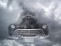 Черный винтажный автомобиль в тумане стоковые фотографии rf Черный винтажный автомобиль в тумане стоковые фотографии rf