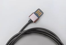 Черный зарядный кабель USB металла для smartphone изолированного на белизне Стоковые Изображения RF Черный зарядный кабель USB металла для smartphone изолированного на белизне Стоковые Изображения RF