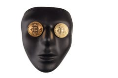 Черный лицевой щиток гермошлема при золотые bitcoins помещенные на глазах изолированных на белизне с космосом экземпляра Концепци стоковое фото rf Черный лицевой щиток гермошлема при золотые bitcoins помещенные на глазах изолированных на белизне с космосом экземпляра Концепци стоковое фото rf