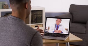 Черный пациент обсуждая проблемы здоровья с доктором онлайн стоковые фотографии rf Черный пациент обсуждая проблемы здоровья с доктором онлайн стоковые фотографии rf