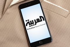 Черный телефон с логотипом Al Arabiya средств массовой информации на экране стоковое изображение Черный телефон с логотипом Al Arabiya средств массовой информации на экране стоковое изображение