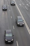 Черный управлять автомобилей на шоссе стоковое изображение Черный управлять автомобилей на шоссе стоковое изображение