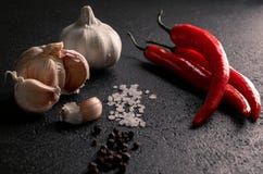 Чеснок с солью моря chili грубым и черным перцем стоковые фото Чеснок с солью моря chili грубым и черным перцем стоковые фото