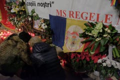 Чествование короля Mihai на королевском дворце в Бухаресте, Румынии стоковое изображение rf Чествование короля Mihai на королевском дворце в Бухаресте, Румынии стоковое изображение rf