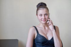 Честолюбивая коммерсантка говоря телефоном на современном рабочем месте офиса стоковые изображения rf Честолюбивая коммерсантка говоря телефоном на современном рабочем месте офиса стоковые изображения rf