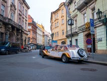 ЧЕХИЯ ПРАГИ - 20-ОЕ ФЕВРАЛЯ 2018: Винтажный автомобиль экскурсионного тура в старой городской площади Праге стоковое изображение ЧЕХИЯ ПРАГИ - 20-ОЕ ФЕВРАЛЯ 2018: Винтажный автомобиль экскурсионного тура в старой городской площади Праге стоковое изображение
