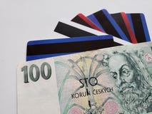 чехословакская банкнота 100 крон и кредитных карточек, предпосылки и текстуры стоковое изображение rf чехословакская банкнота 100 крон и кредитных карточек, предпосылки и текстуры стоковое изображение rf