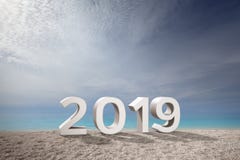 число 2019 вперед к будущему рядом с красивым морем стоковое изображение rf число 2019 вперед к будущему рядом с красивым морем стоковое изображение rf