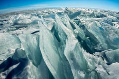 Чисто прозрачные торошения льда Lake Baikal через солнце сияющие в заходе солнца стоковые фото Чисто прозрачные торошения льда Lake Baikal через солнце сияющие в заходе солнца стоковые фото