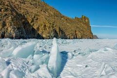 Чисто прозрачные торошения льда Lake Baikal через солнце сияющие в заходе солнца стоковое фото rf Чисто прозрачные торошения льда Lake Baikal через солнце сияющие в заходе солнца стоковое фото rf