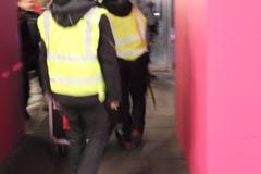 Члены команды в высоких жилетах видимости настраивая Новый Год 2019 стоковые изображения rf Члены команды в высоких жилетах видимости настраивая Новый Год 2019 стоковые изображения rf