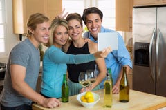 Чокнутое смешное selfie смотрит на людей друзей совместно имея потеху на партии стоковая фотография Чокнутое смешное selfie смотрит на людей друзей совместно имея потеху на партии стоковая фотография