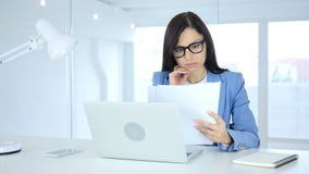 Чтение Douments, молодая коммерсантка занятая на работе Стоковая Фотография RF Чтение Douments, молодая коммерсантка занятая на работе Стоковая Фотография RF