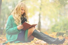 чтение парка девушки книги осени стоковая фотография чтение парка девушки книги осени стоковая фотография