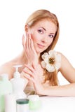 Чувственная женщина с продуктами skincare и ногтя стоковые изображения rf Чувственная женщина с продуктами skincare и ногтя стоковые изображения rf