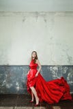Чувственная фотомодель женщины нося стильное красное платье Стоковые Фото Чувственная фотомодель женщины нося стильное красное платье Стоковые Фото