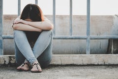 Чувство женщины унылое при депрессия сидя на поле стоковые фото Чувство женщины унылое при депрессия сидя на поле стоковые фото