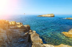 Чудесная лагуна моря с ясной водой бирюзы на яркий солнечный день выглядеть как рай стоковые фото Чудесная лагуна моря с ясной водой бирюзы на яркий солнечный день выглядеть как рай стоковые фото