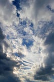 Чудесное cloudscape в голубом небе на заходе солнца стоковая фотография rf Чудесное cloudscape в голубом небе на заходе солнца стоковая фотография rf