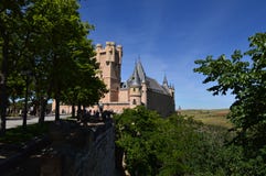 Чудесные взгляды замка Alcazar за рощей в Сеговии Архитектура, перемещение, история стоковая фотография Чудесные взгляды замка Alcazar за рощей в Сеговии Архитектура, перемещение, история стоковая фотография