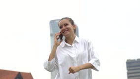 Шальная счастливая коммерсантка делая танец победы, празднуя достижение успеха сток-видео Шальная счастливая коммерсантка делая танец победы, празднуя достижение успеха сток-видео