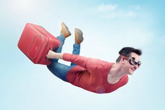 Шальной человек в изумлённых взглядах и с красным чемоданом летает в небо Концепция каникул стоковые фотографии rf Шальной человек в изумлённых взглядах и с красным чемоданом летает в небо Концепция каникул стоковые фотографии rf
