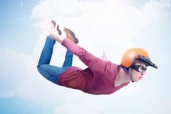 Шальной человек в красных шлеме и изумлённых взглядах летает в небо Концепция шлямбура стоковое изображение rf Шальной человек в красных шлеме и изумлённых взглядах летает в небо Концепция шлямбура стоковое изображение rf