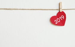шаблон поздравительной открытки 2019 Новых Годов, красное сердце ткани с 2019 Стоковые Фото шаблон поздравительной открытки 2019 Новых Годов, красное сердце ткани с 2019 Стоковые Фото