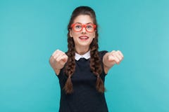 Шальная женщина указывая палец на улыбку камеры и зуба стоковые фотографии rf Шальная женщина указывая палец на улыбку камеры и зуба стоковые фотографии rf