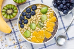 Шар smoothie завтрака с чаем, кивиом и бананом matcha зеленым Стоковое Изображение RF Шар smoothie завтрака с чаем, кивиом и бананом matcha зеленым Стоковое Изображение RF