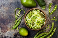 Шар zoodles спагетти или лапшей цукини с зелеными veggies и pesto scape чеснока Взгляд сверху, надземное стоковые фотографии rf Шар zoodles спагетти или лапшей цукини с зелеными veggies и pesto scape чеснока Взгляд сверху, надземное стоковые фотографии rf