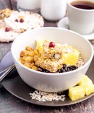 Шар завтрака с изюминками и апельсином ягоды хлопьев овса Muesli стоковая фотография rf Шар завтрака с изюминками и апельсином ягоды хлопьев овса Muesli стоковая фотография rf
