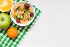 Шар здорового салата свежих фруктов на белой деревянной предпосылке, взгляде сверху, космосе экземпляра стоковое изображение Шар здорового салата свежих фруктов на белой деревянной предпосылке, взгляде сверху, космосе экземпляра стоковое изображение
