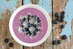 Шар с голубиками, плодоовощ Smoothie дракона, кокос, над деревенской древесиной стоковые изображения Шар с голубиками, плодоовощ Smoothie дракона, кокос, над деревенской древесиной стоковые изображения