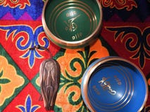 Шар-чашка жизни - популярный массовый сувенир петь продукта в Непале, Тибете и Инди-пребывании на этническом традиционном деревян стоковое фото rf Шар-чашка жизни - популярный массовый сувенир петь продукта в Непале, Тибете и Инди-пребывании на этническом традиционном деревян стоковое фото rf