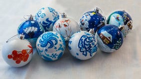 Шарики рождества handmade на белой предпосылке Красивый дизайн и чудесный подарок на праздник стоковые изображения Шарики рождества handmade на белой предпосылке Красивый дизайн и чудесный подарок на праздник стоковые изображения