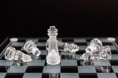 Шахмат стекла Король и нанесенный поражение ` s оппонента соединяет на черной предпосылке стоковые фото Шахмат стекла Король и нанесенный поражение ` s оппонента соединяет на черной предпосылке стоковые фото