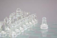 Шахмат стекла на серой предпосылке, начале игры стоковая фотография Шахмат стекла на серой предпосылке, начале игры стоковая фотография