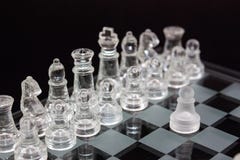 Шахмат стекла на черной предпосылке, первом движении игры стоковая фотография rf Шахмат стекла на черной предпосылке, первом движении игры стоковая фотография rf