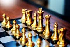 Шахматы бизнесмена двигая для концепции работы конкуренции и команды дела стоковая фотография Шахматы бизнесмена двигая для концепции работы конкуренции и команды дела стоковая фотография